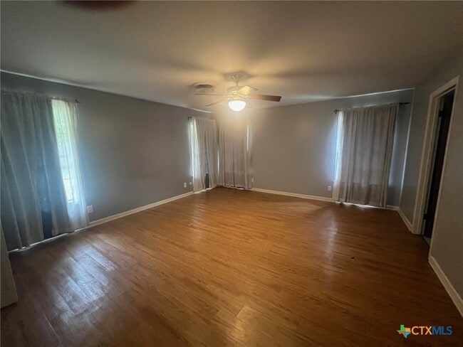 Building Photo - 943 S Pecan Ave