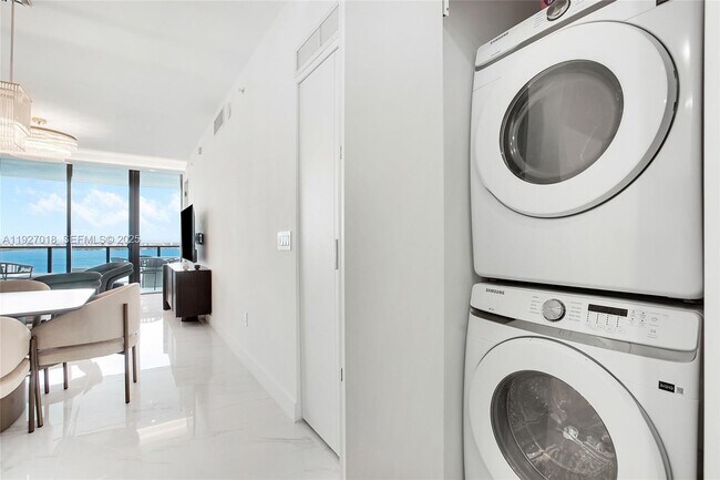 Building Photo - 700 NE 24th St