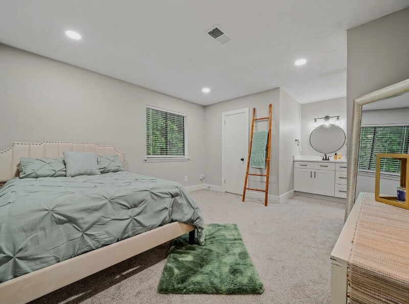 Building Photo - 301 Deerpoint Dr