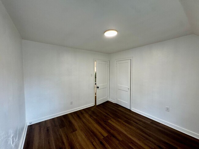 Building Photo - Adorable 2 Bed 1 Bath Home in Brookline W/dedicated office/library space!