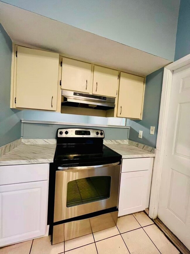 Building Photo - Nice 2bed and 1.5 bath townhouse near USF