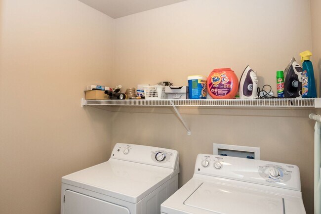 Building Photo - Luxury Iowa City townhouse close to UIHC and Kinnick