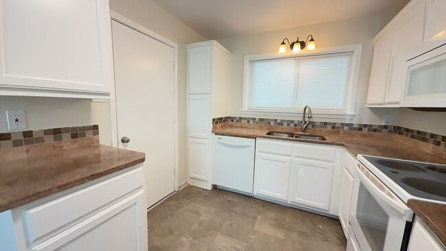 Building Photo - Newly upgraded 3-bedroom by City Park!
