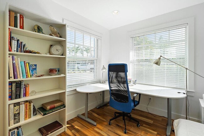 Building Photo - 461 Jupiter Ln