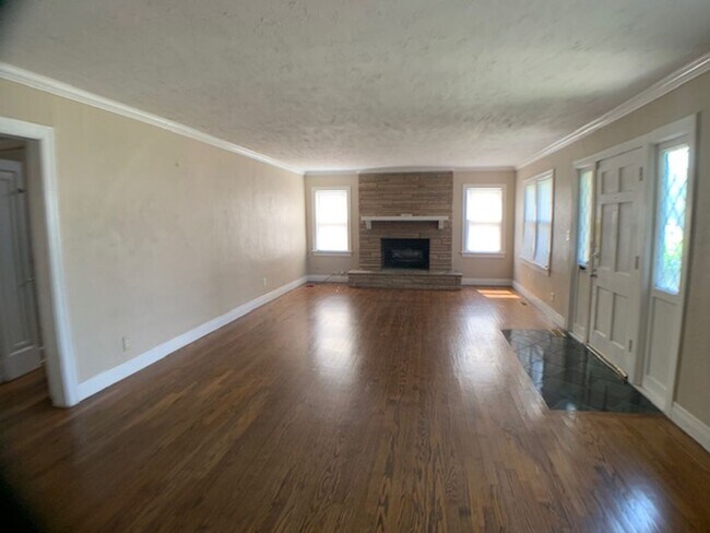 Building Photo - Huge 3 Bedroom OKC - Great Neighborhood