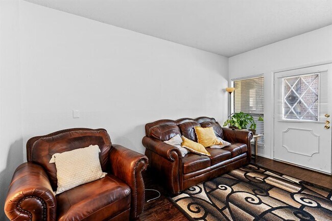 Building Photo - 806 W 24th St