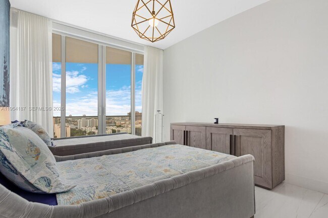 Building Photo - 16901 Collins Ave