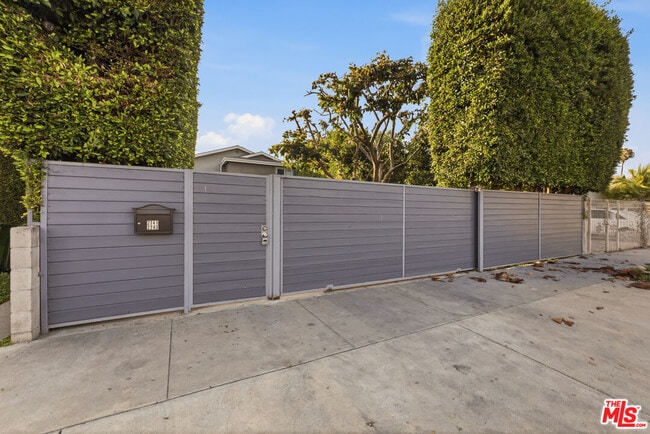 Building Photo - 2741 S Palm Grove Ave