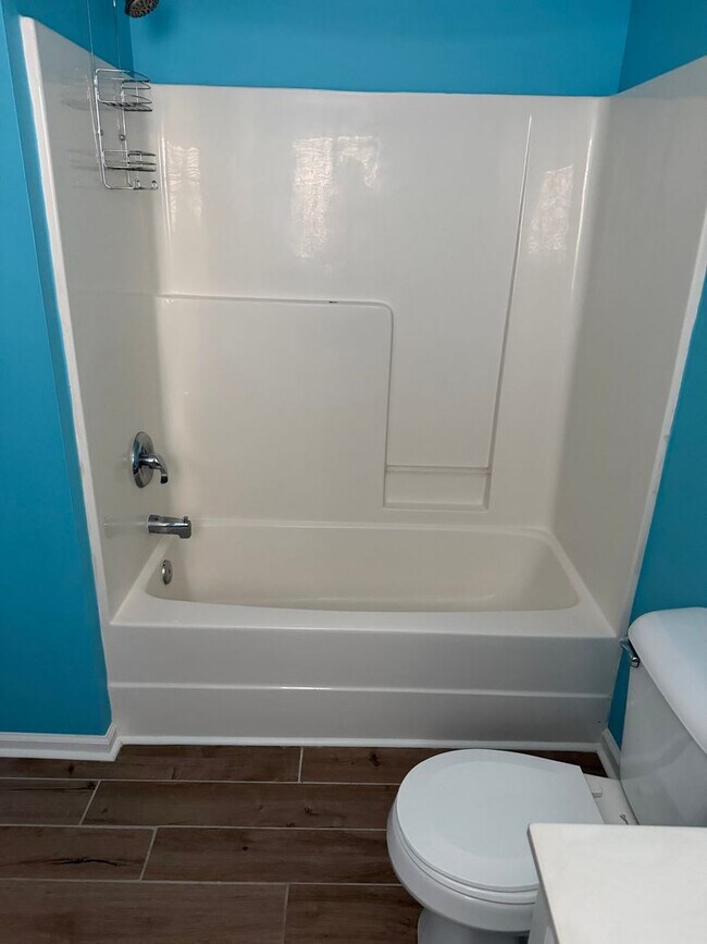 Building Photo - Maintenance Free Living 3 Bed/2.5 Bath