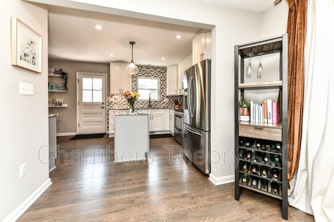 Building Photo - 1015 Woods Pl