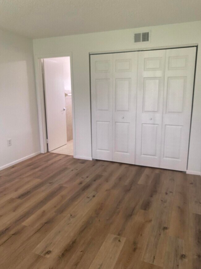 Building Photo - 2217 Flower Tree Cir