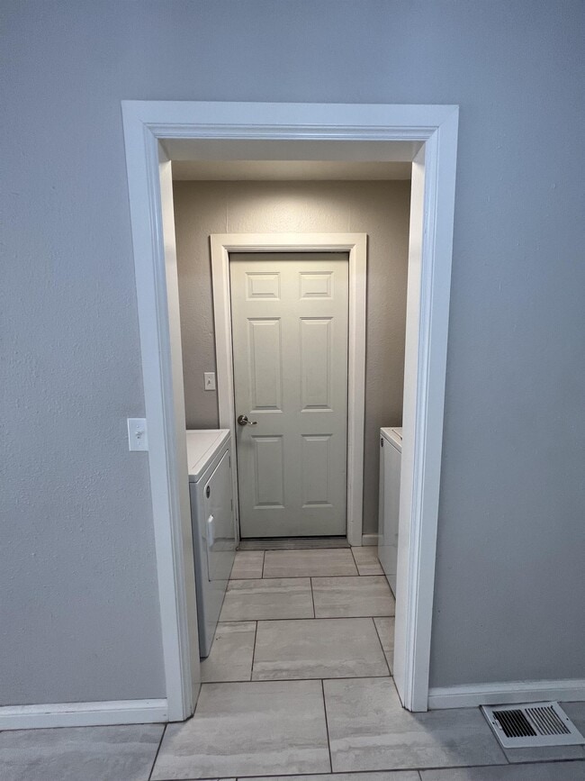 Building Photo - 2241 Donna Dr