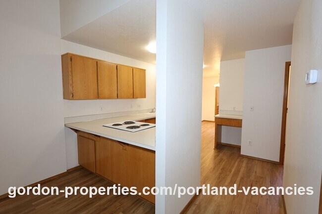 Building Photo - SE Knapp Circle - 3 bedroom duplex with attached single car garage