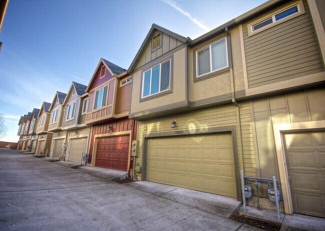 Building Photo - Corner 2 Bed 2.5 Bath Townhome - Garage and Washer/Dryer + Convenient to Nike, Intel and More!