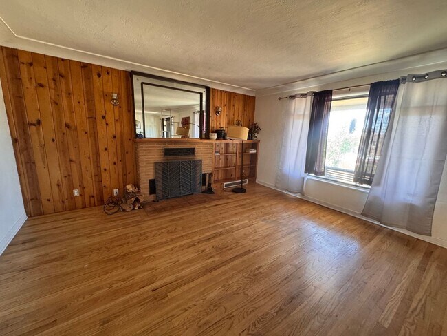 Building Photo - Beautiful home near UNM/CNM. 3 Bedroom 2 bath