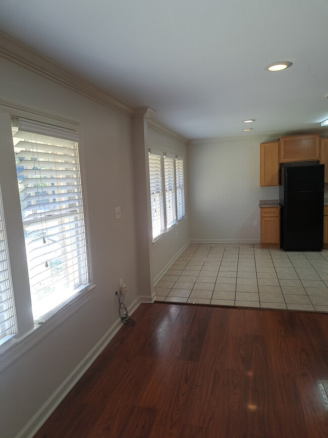 Building Photo - 902 Oaklawn Ave