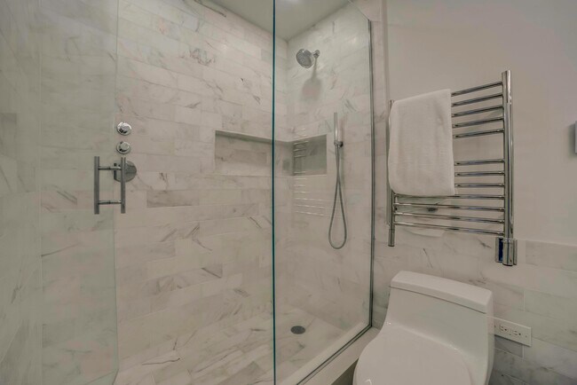 Building Photo - 440 N McClurg Ct