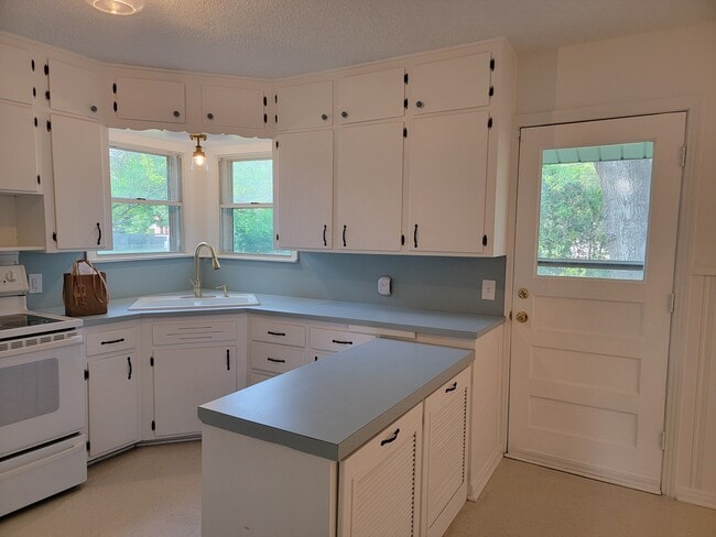 Building Photo - 2025 Mountainview Dr