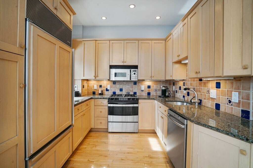 Building Photo - 74 W Rutland Sq