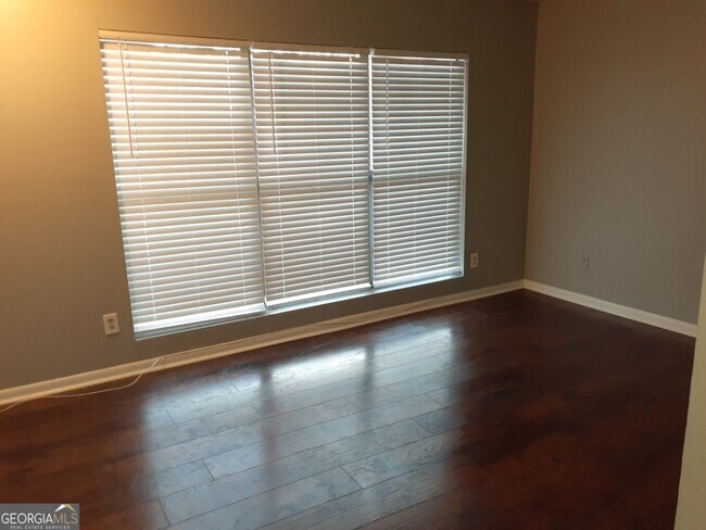 Building Photo - 170 Governors Dr