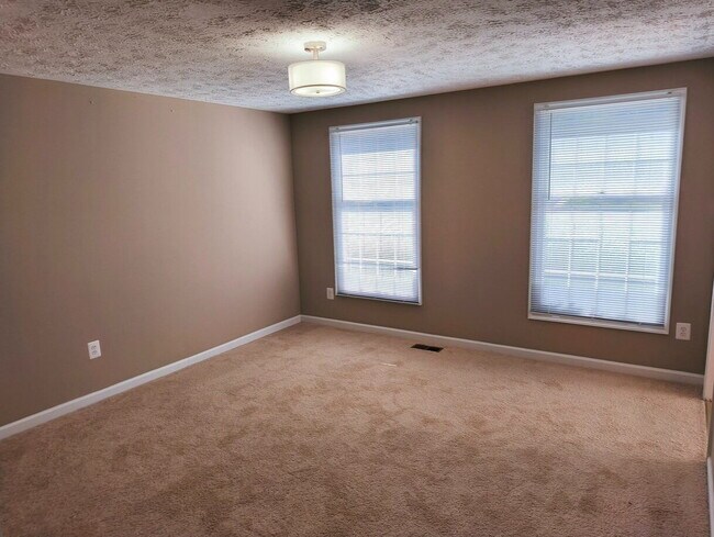 Building Photo - Inviting Townhome in Sterling with Spaciou...