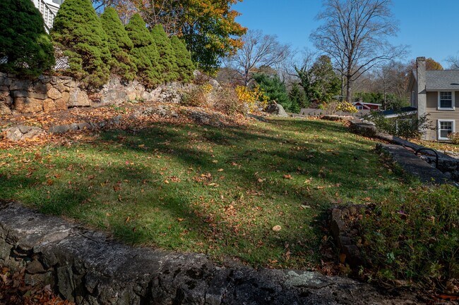 Building Photo - 21 Edge Hill Rd