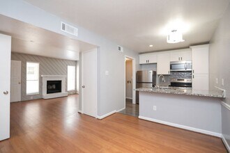 Building Photo - For Lease-Housing Vouchers Accepted | 2 Bed, 2 Bath | 925 Sq Ft | Lakecrest Community |