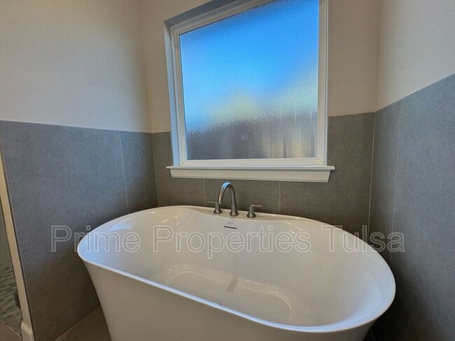 Building Photo - 1022 E Delmar Pl