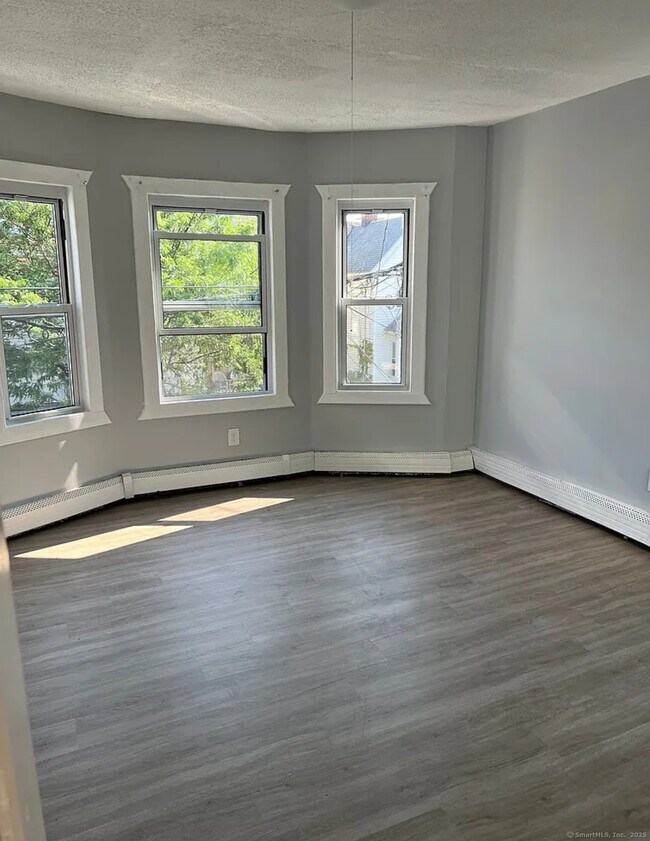 Building Photo - 651 Maple St