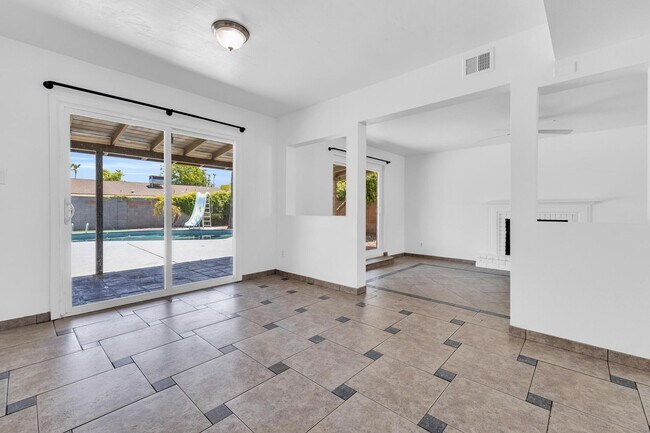 Building Photo - 6 Bedrooms, 3 Bath,  Pool CLOSE TO ASU (Rural & Broadway)