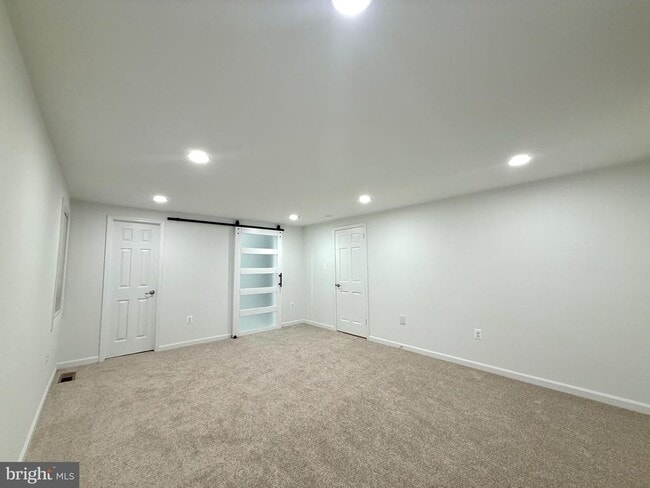 Building Photo - 4001 Middle Ridge Dr