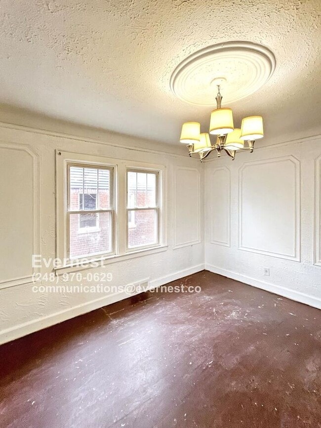 Building Photo - Cozy 2-Bedroom Duplex in a Convenient Loca...