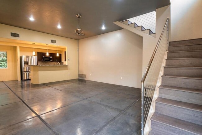 Building Photo - 2010 E 1st St