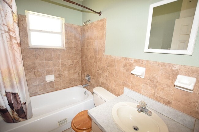 Building Photo - 1031 Royal Palm Ave