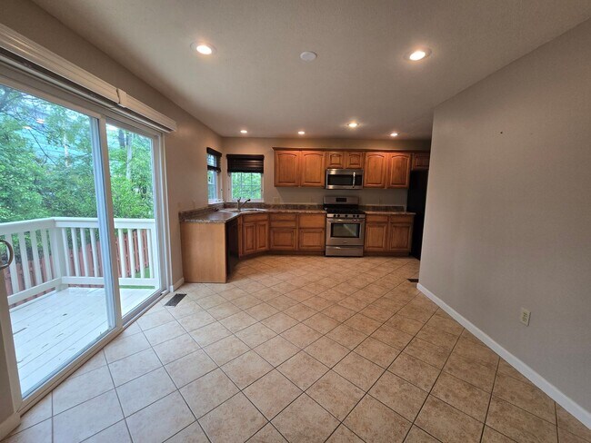 Building Photo - Beautiful End Unit Townhouse - Convenientl...