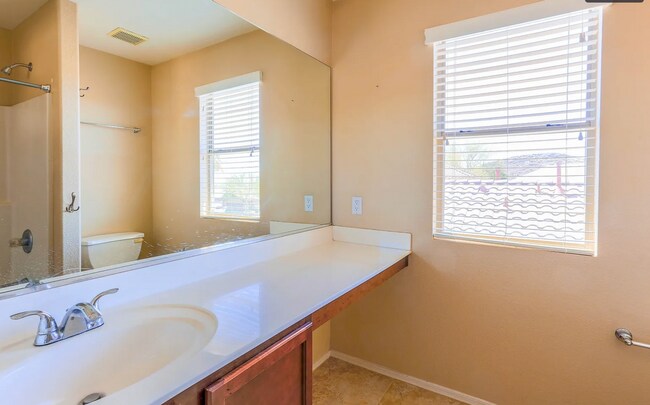 Building Photo - Three bed and two /half bath North Phoenix