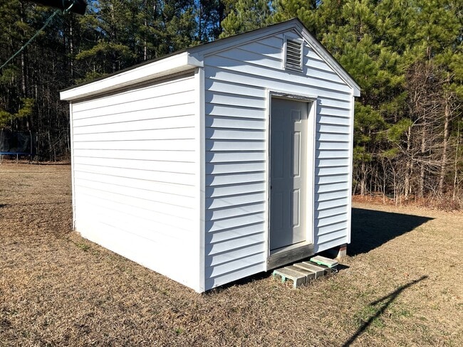 Building Photo - Country Living and Convenience at It's BEST
