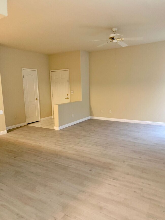 Building Photo - Must See Condo!