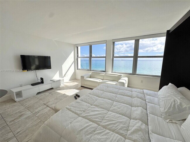 Building Photo - 2899 Collins Ave