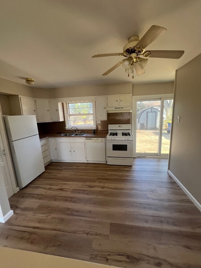 Building Photo - 11121 Florence Ave