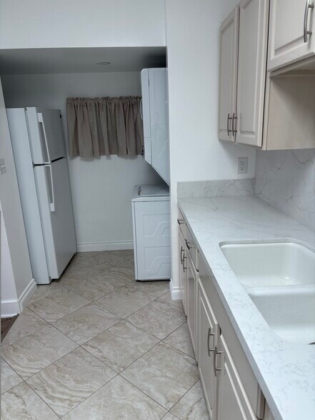 Kitchen - 713 Amoroso Pl