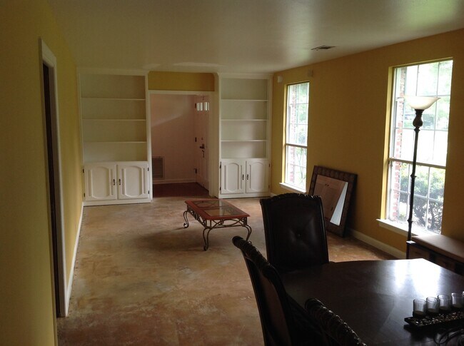 Building Photo - 866 W Lakeview Dr