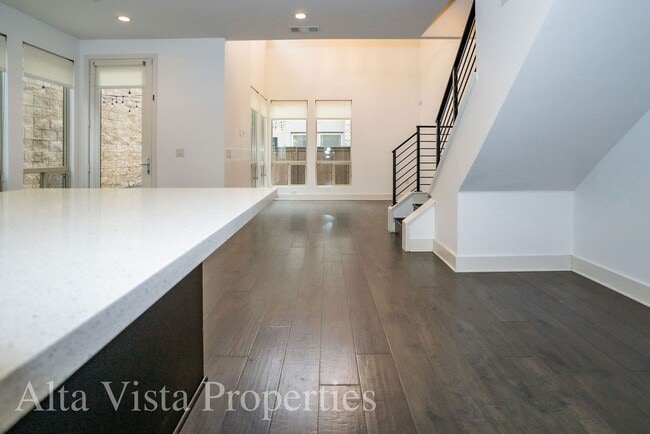 Building Photo - Beautiful Townhome centrally located in Mi...