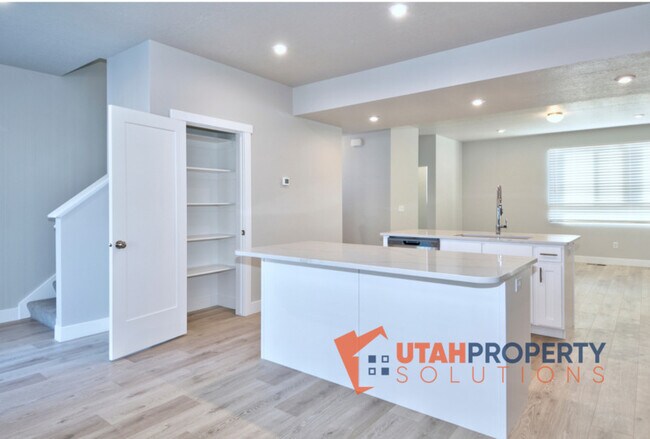 Building Photo - 982 W 380 S