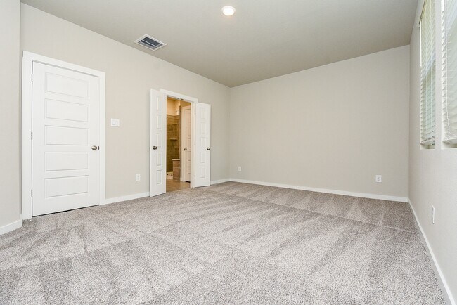 Building Photo - 2022 W Darlington Oak Ct