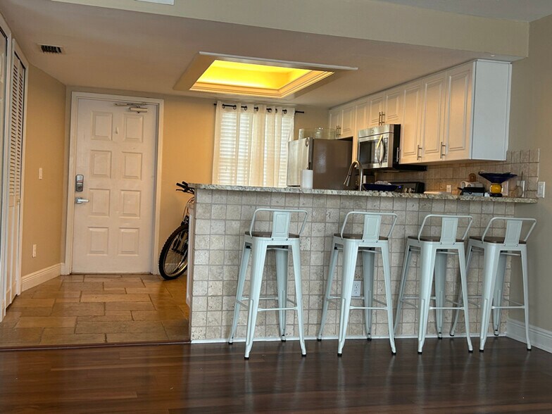 Building Photo - 5240 Chiquita Blvd S