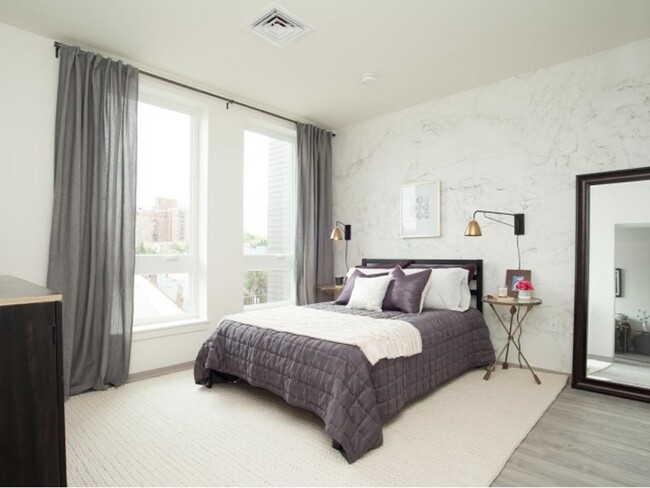 Building Photo - Modern/Spacious 2 BR!
