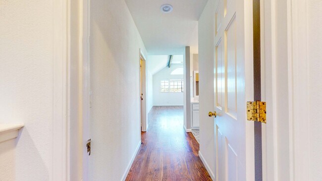 Building Photo - Beautiful 4 bedroom 3.5 bath Home with 2 c...