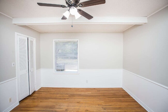 Building Photo - "Spacious 5-Bed Oasis with Granite Elegance & Hardwood Charm in Lubbock!"