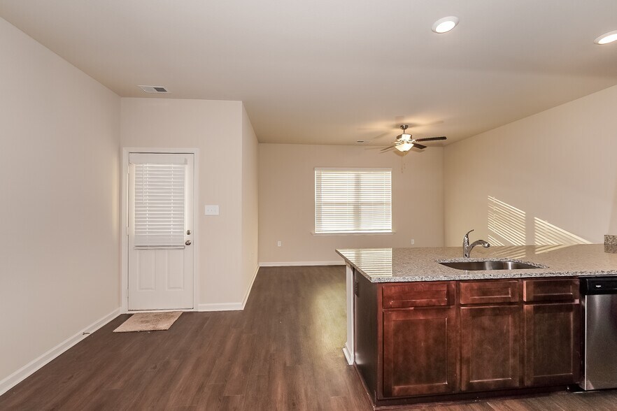 Building Photo - 6483 Rainbow Row